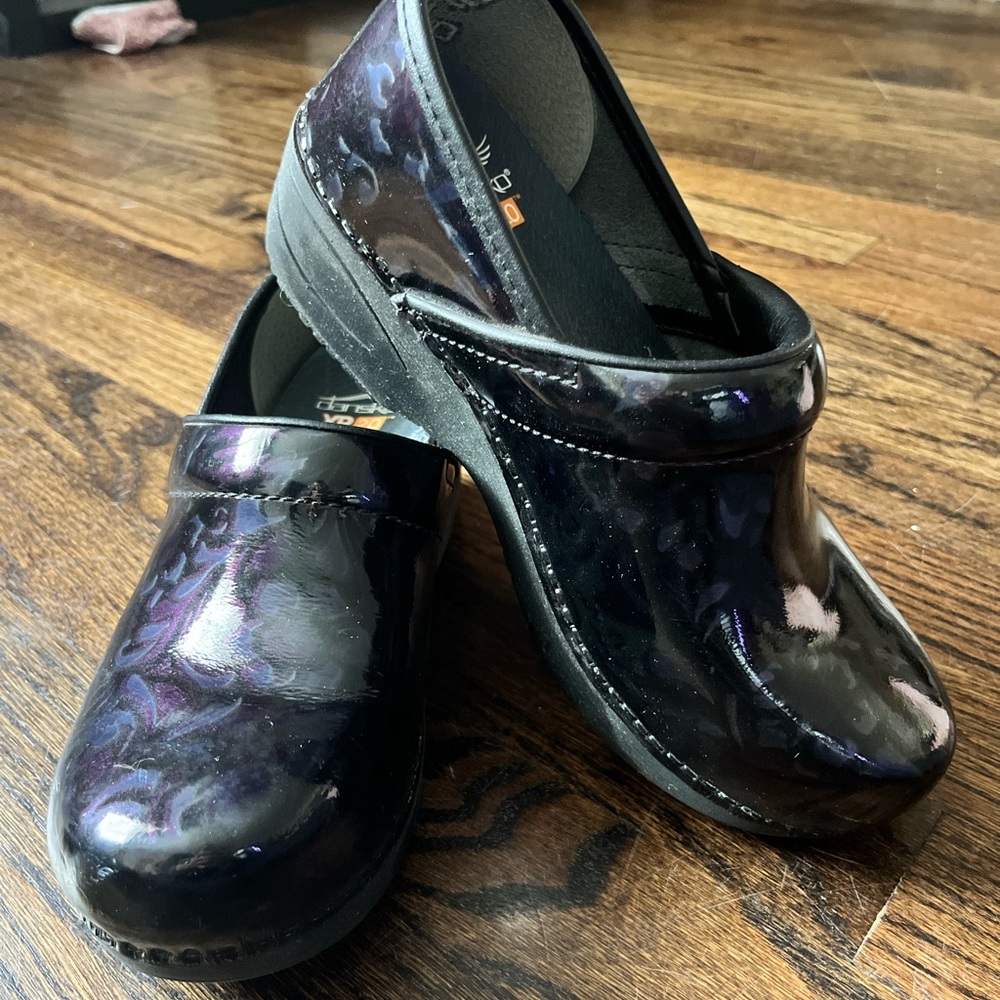 Dansko XP2.0 Professional Women's Filigree Floral Patent Clogs